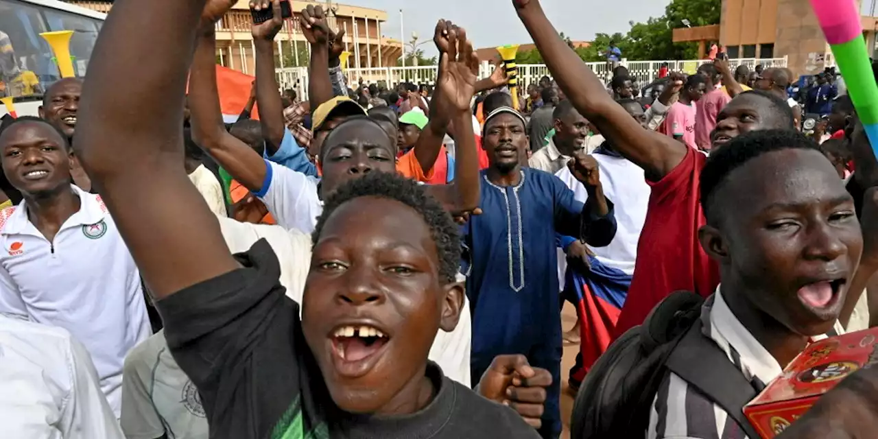 Niger : des manifestants promilitaires se réunissent devant une base française