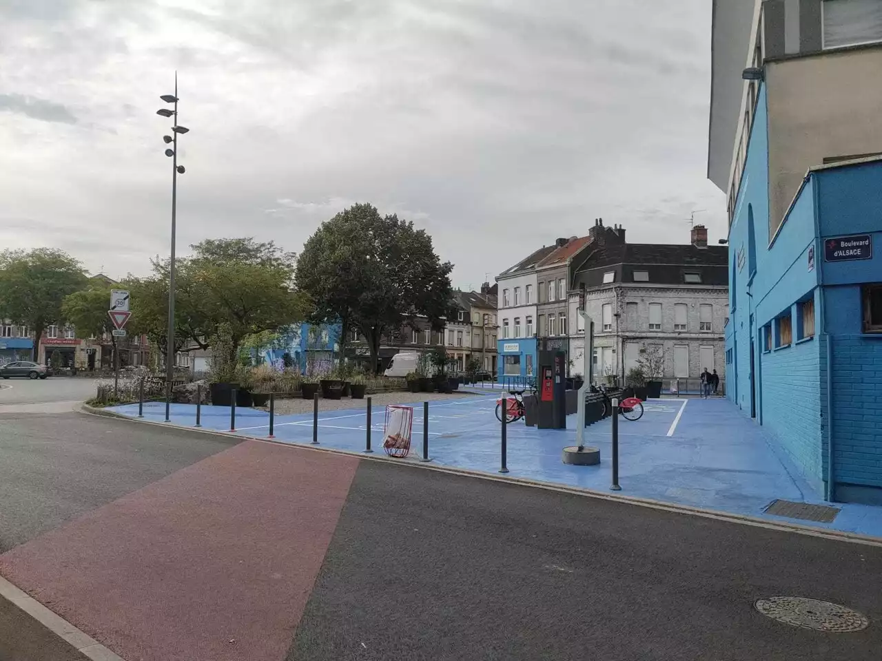 La question pas si bête : pourquoi cette place à Lille est entièrement bleue ?