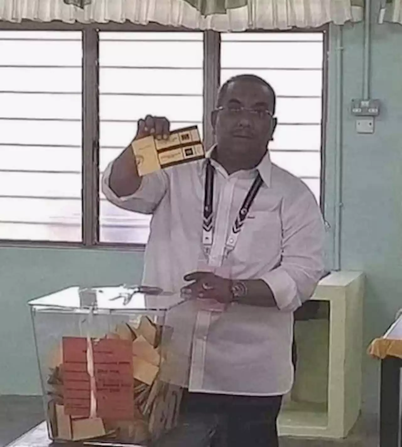 Caretaker Kedah MB Sanusi flashes his ballot paper at media, possibly violating Election Offences Act