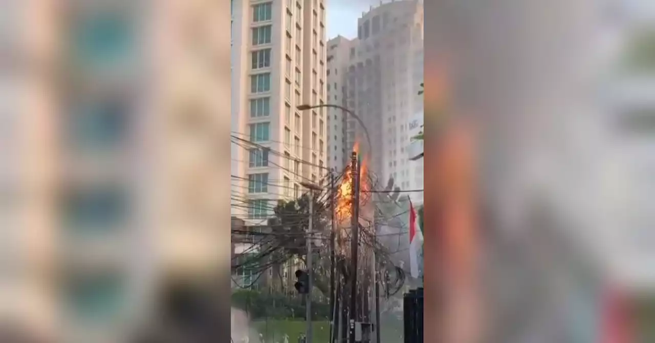 Bahaya Betul, Kabel Semrawut di Jalan Pakubowono Jaksel Terbakar