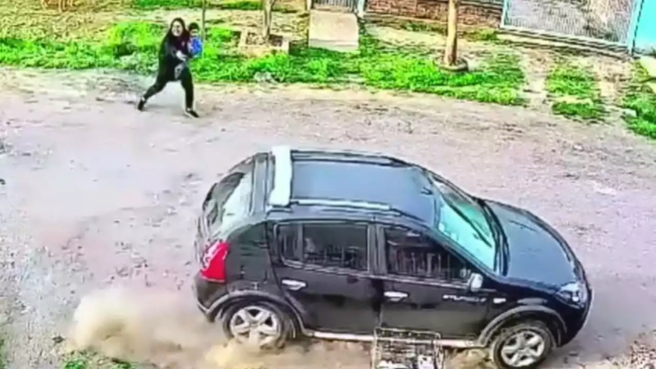 VIDEO: Dramático robo de un auto con un nene adentro