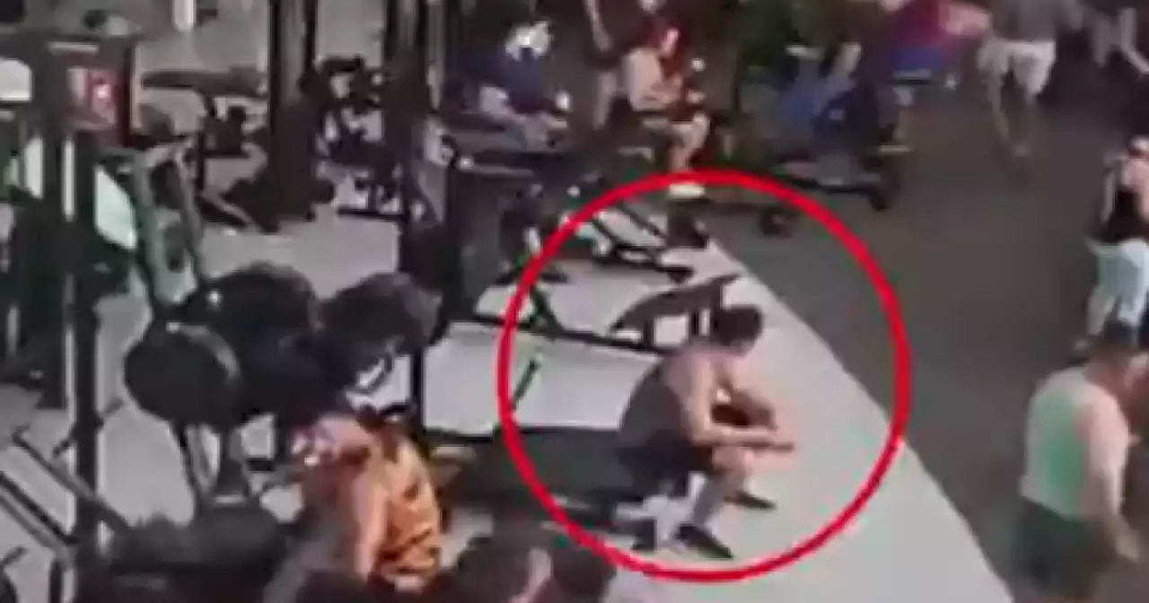 Máquina de 150 kilos cayó sobre la espalda de un hombre en un gimnasio: impactante video