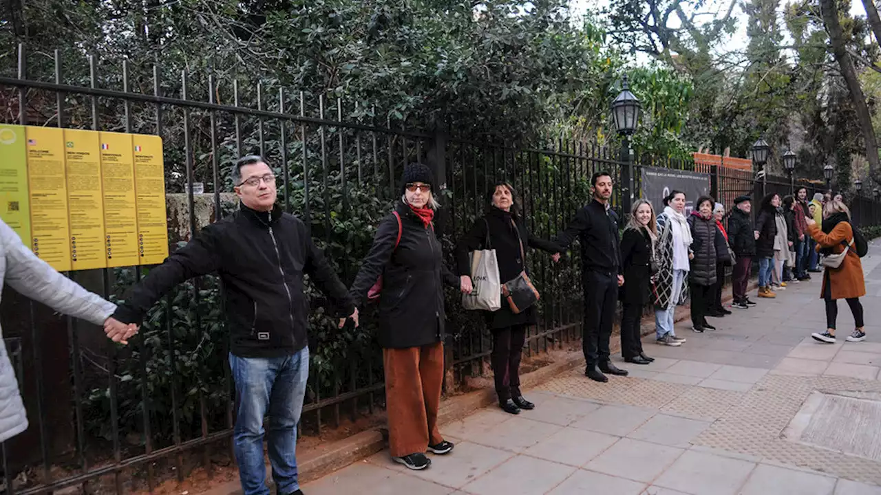 Palermo: abrazo simbólico en defensa del Jardín Botánico | Denuncian que el paseo está siendo explotado con fines comerciales privados