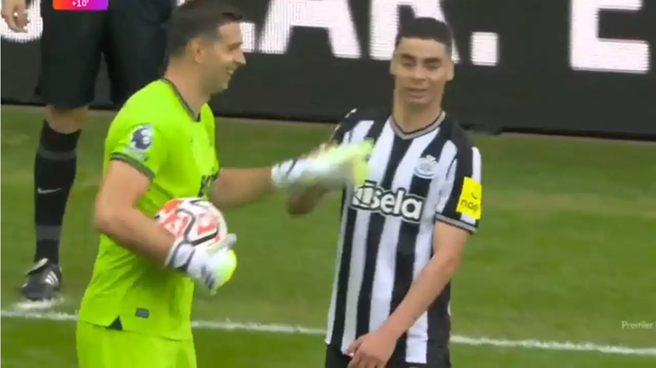 El Dibu Martínez protagonizó un durísimo cruce con Miguel Almirón en la Premier League