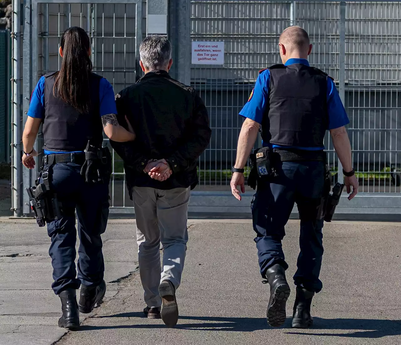 Mutmaßlicher Drogenkurier am Flughafen Zürich festgenommen