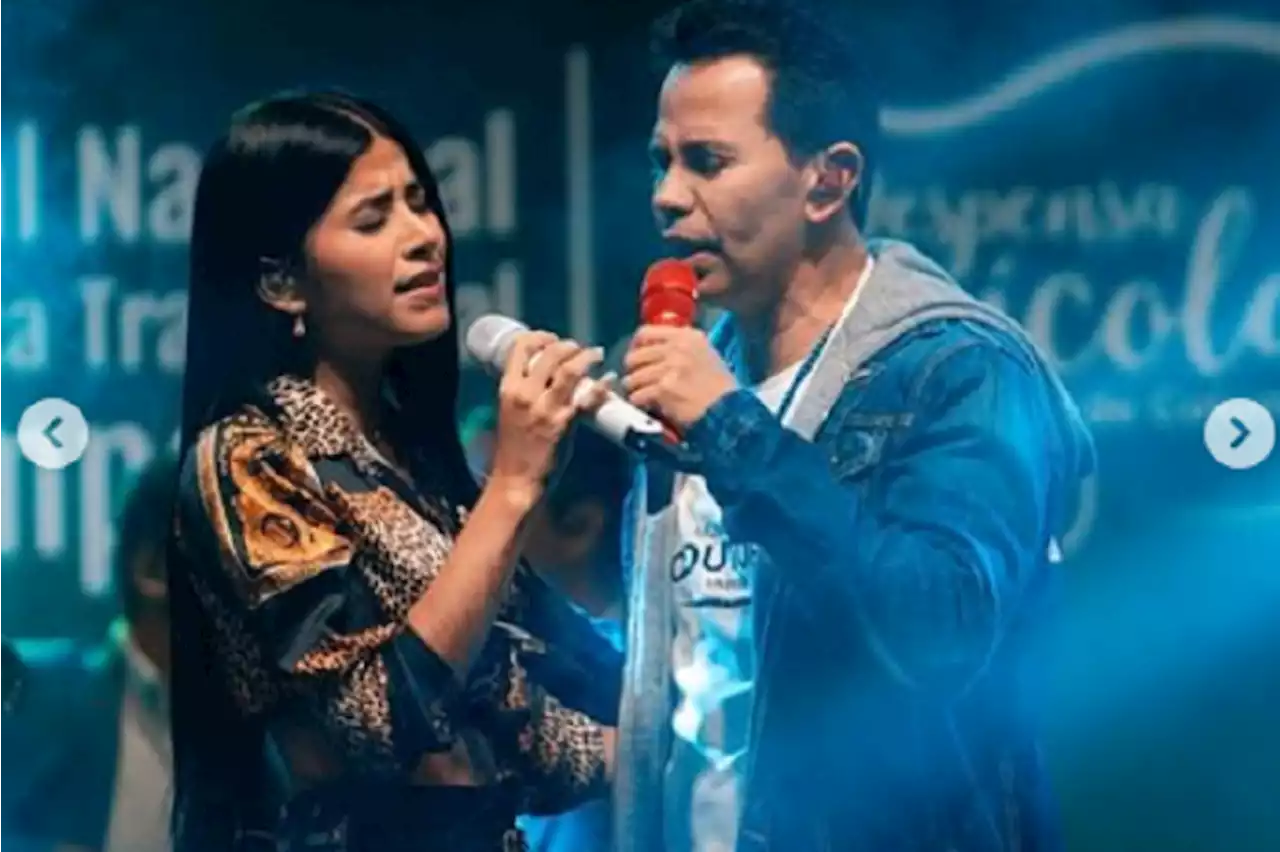 [Video] Jhonny Rivera y su novia Jenny enamoran a miles de fans con romántico 'show' - Pulzo