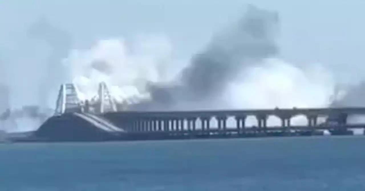 Esplosioni e fumo sul ponte di Kerch, russi: non è stato colpito - Video