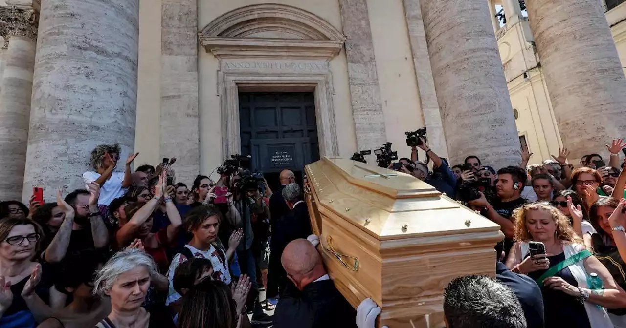 I funerali di Michela Murgia, in centinaia alla Chiesa degli Artisti