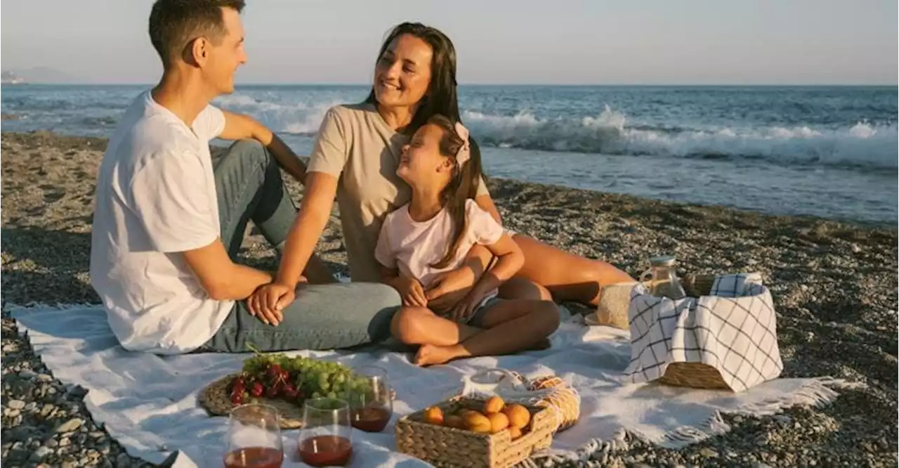 Caro prezzi: in spiaggia torna il pranzo al sacco, dalla caprese alla macedonia