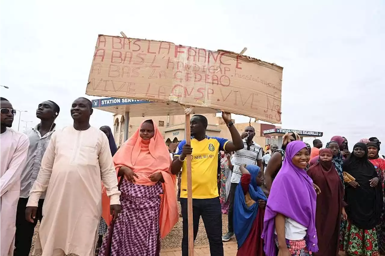 Niger coup supporters protest West African military force