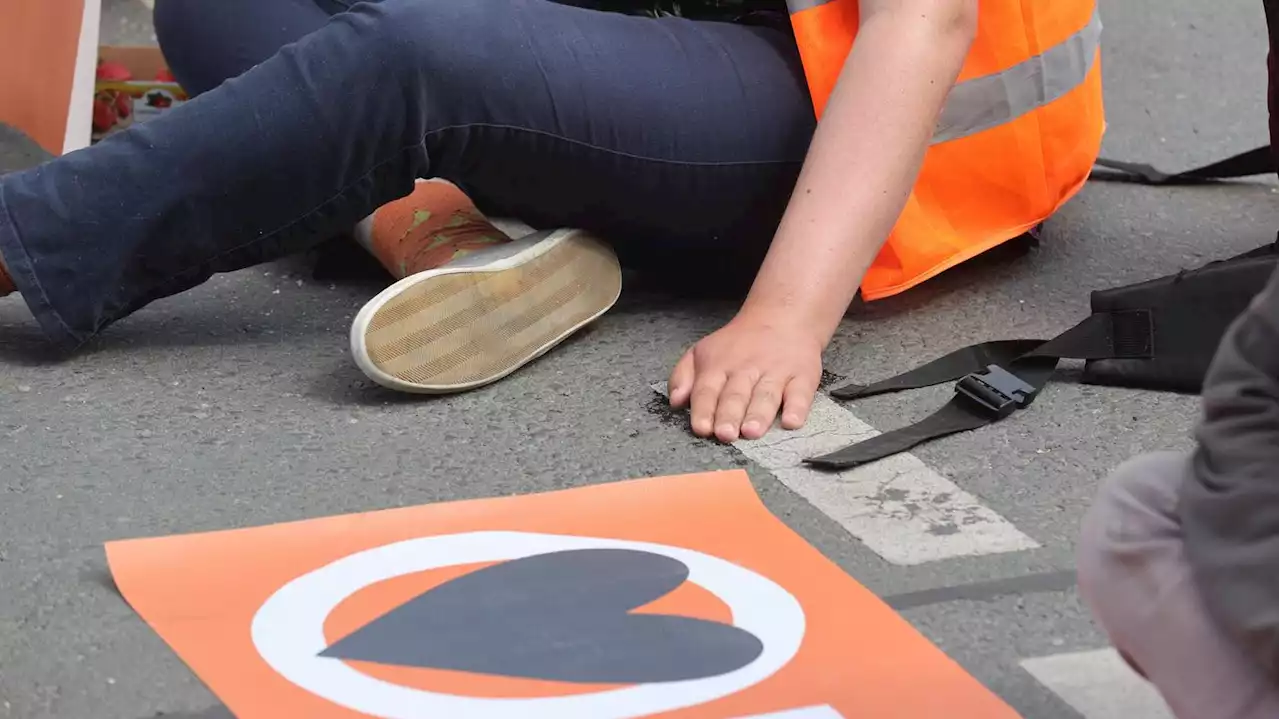 Klima-Blockaden in Berlin-Kreuzberg: Rund 20 Aktivisten setzen sich am Kottbusser Tor auf die Straße