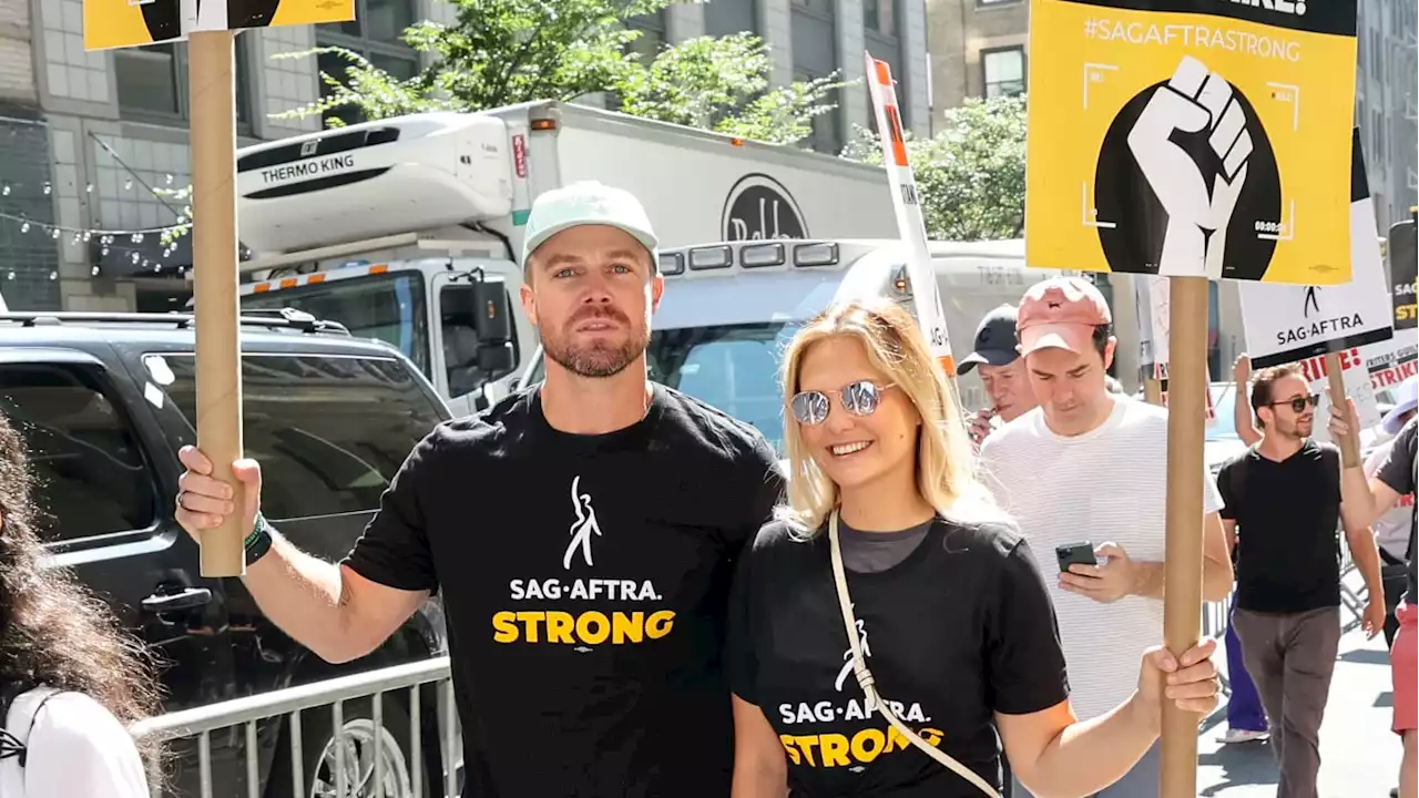 ‘Arrow’ Star Stephen Amell Joins Picket Line After Calling Strike ‘Myopic’