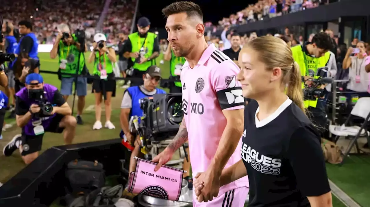 Lionel Messi salió al campo de juego del Inter Miami con Harper Seven Beckham, la hija de David y Victoria