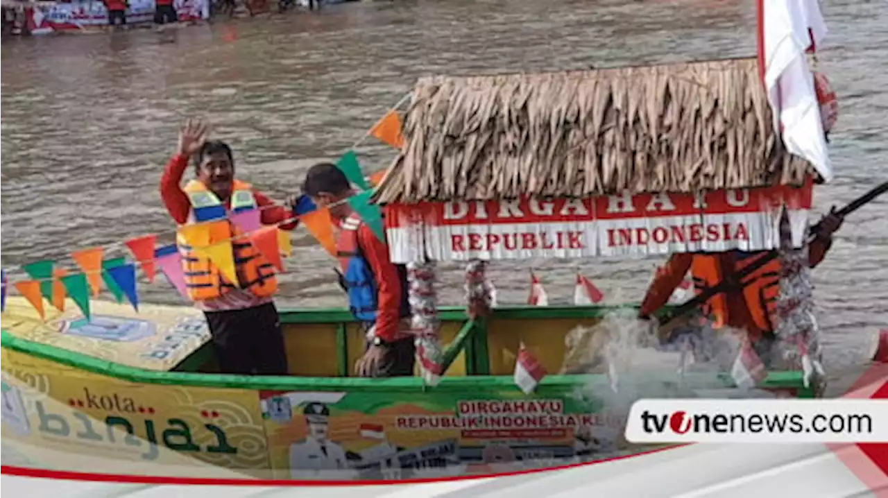 Kemeriahan HUT RI Ke 78 di Binjai, Wali Kota Binjai Ikut Menyusuri Sungai Dalam Lomba Rakit Hias