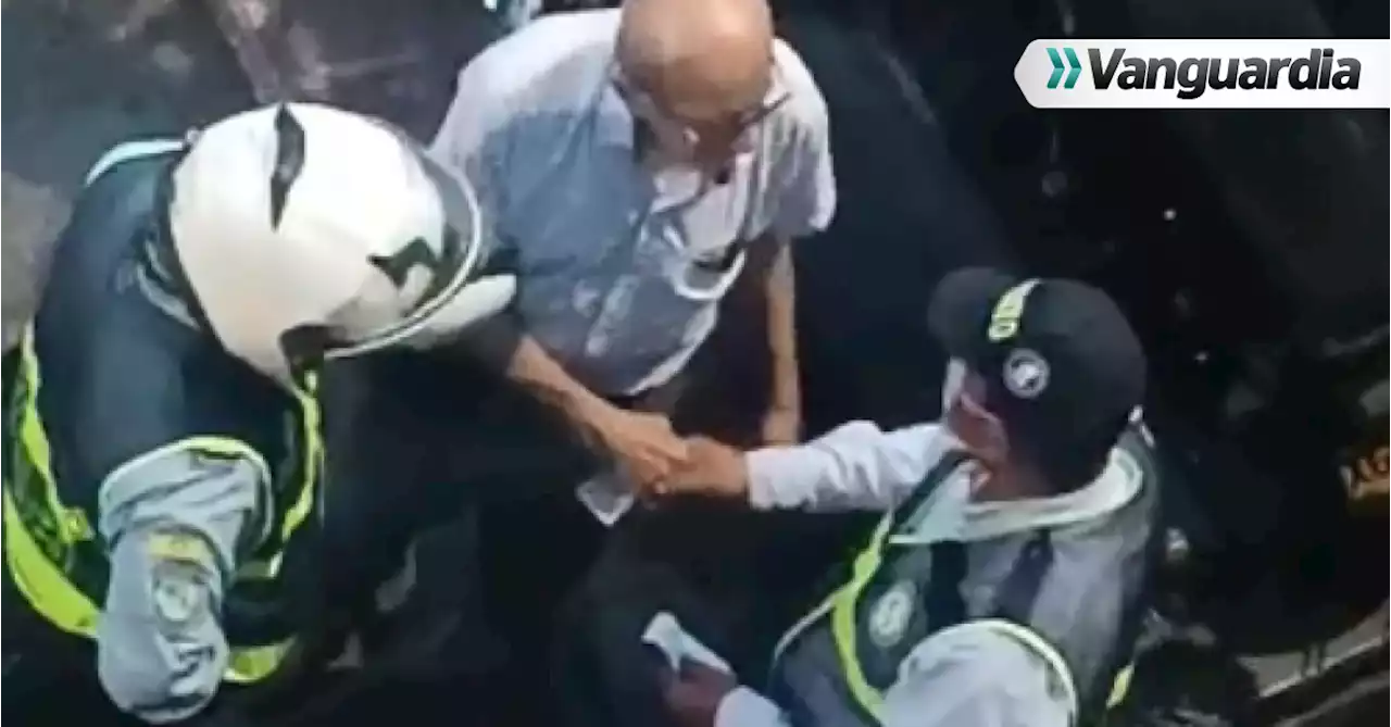 En video: Investigan presunto soborno a un agente de tránsito de Bucaramanga en medio de un operativo