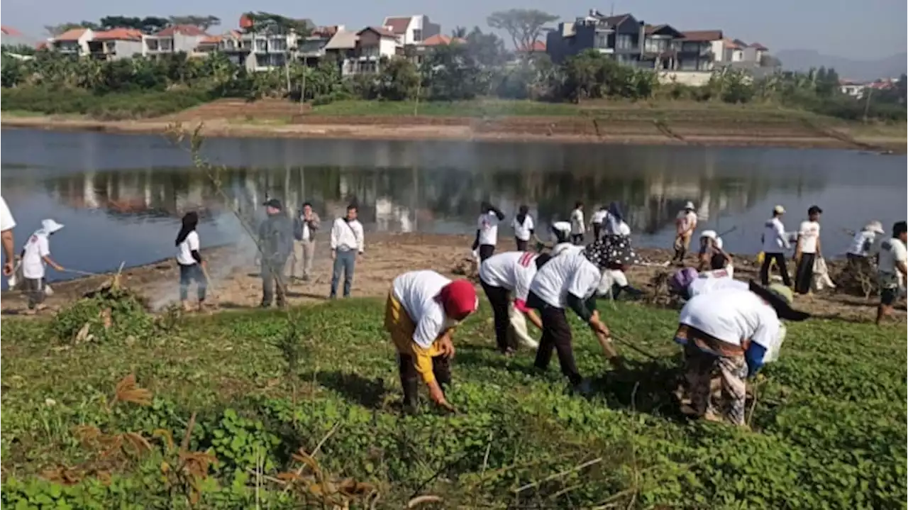 Relawan Buruh Sahabat Ganjar Jabar Gelar Aksi Bersih-bersih Sungai