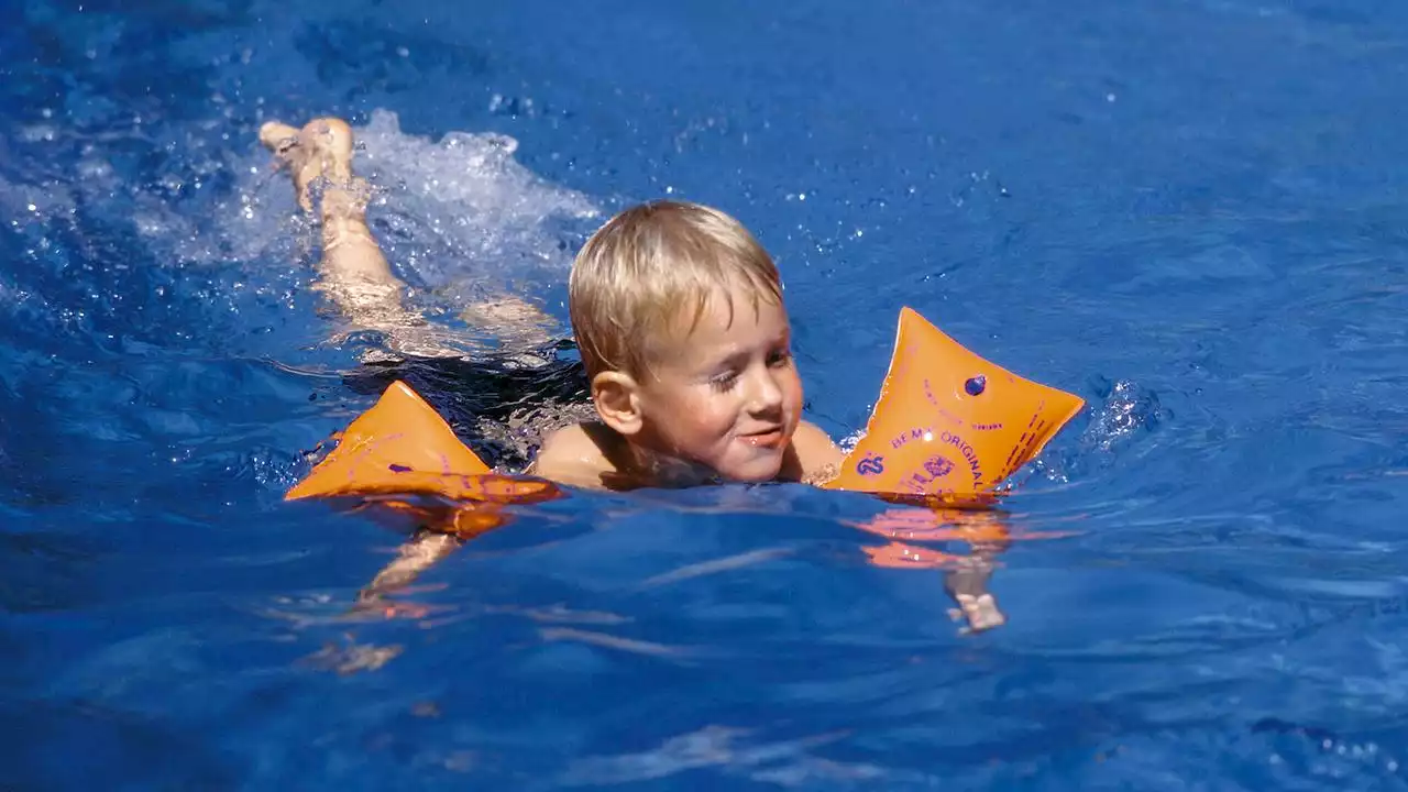 Schwimmhilfen für Kinder: Worauf Eltern achten sollten