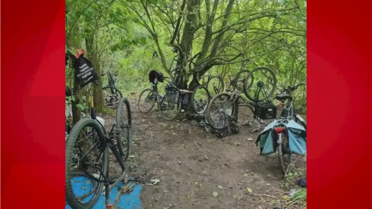 Politie vindt gestolen fietsen in tentenkamp Amsterdamse Bos