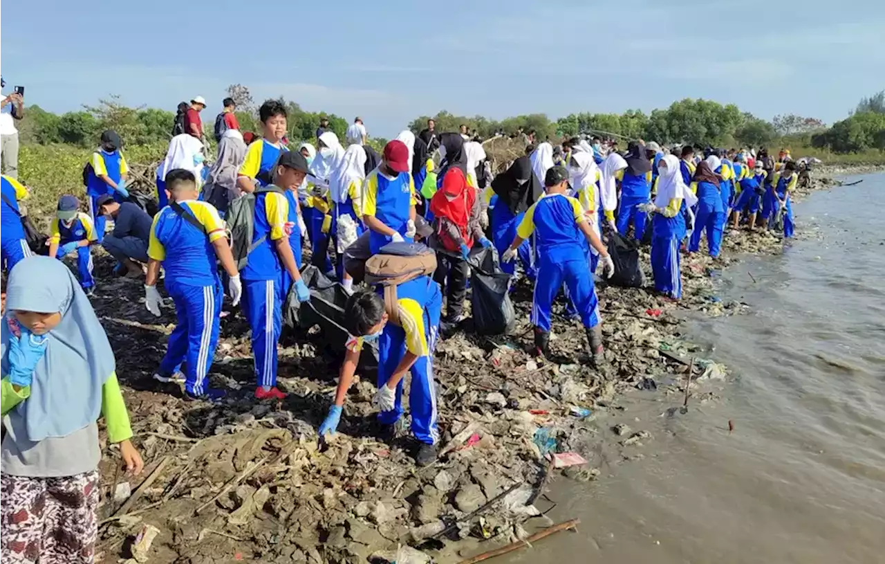 Pandawara dan Ratusan Siswa SMP Al Azhar 5 Cirebon Bersihkan Pantai Kesenden