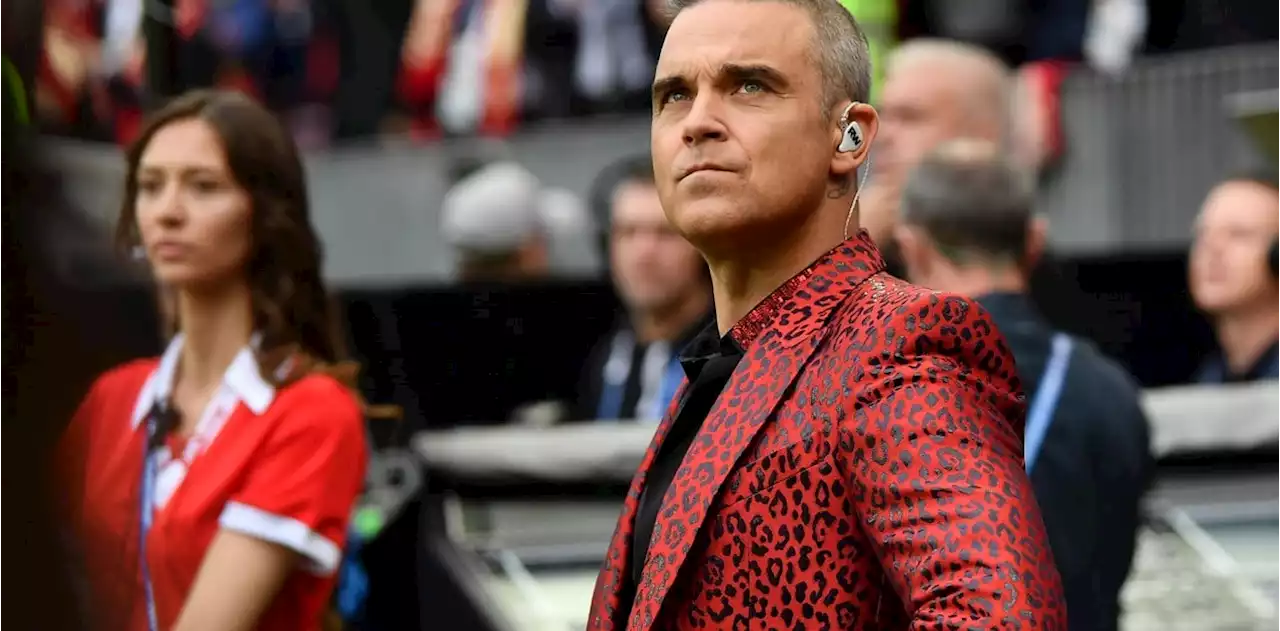 Robbie Williams fue fotografiado desnudo por su esposa que lo calificó de 'bomba sexual'