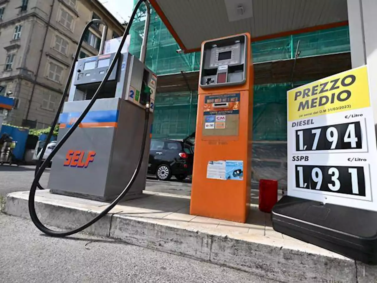 Carburanti, il flop dei cartelli dei prezzi medi: la benzina è a 2 euro