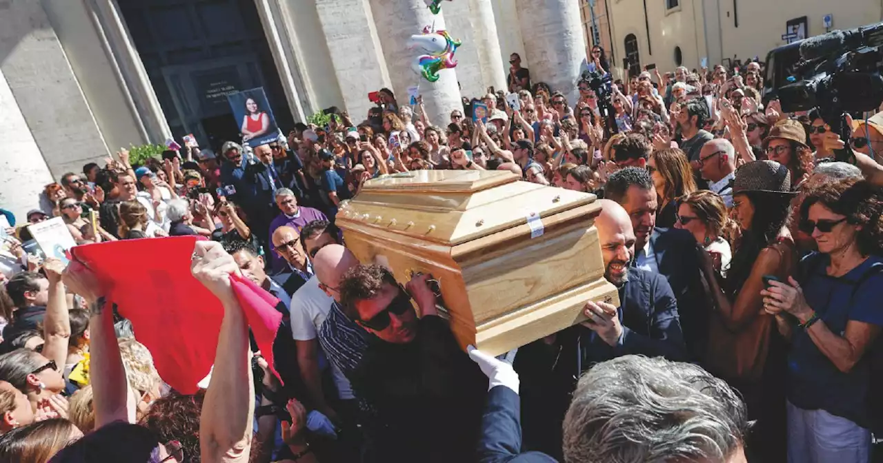 Murgia, funeral party d’addio: di lacrime, di rabbia e di risate - Il Fatto Quotidiano