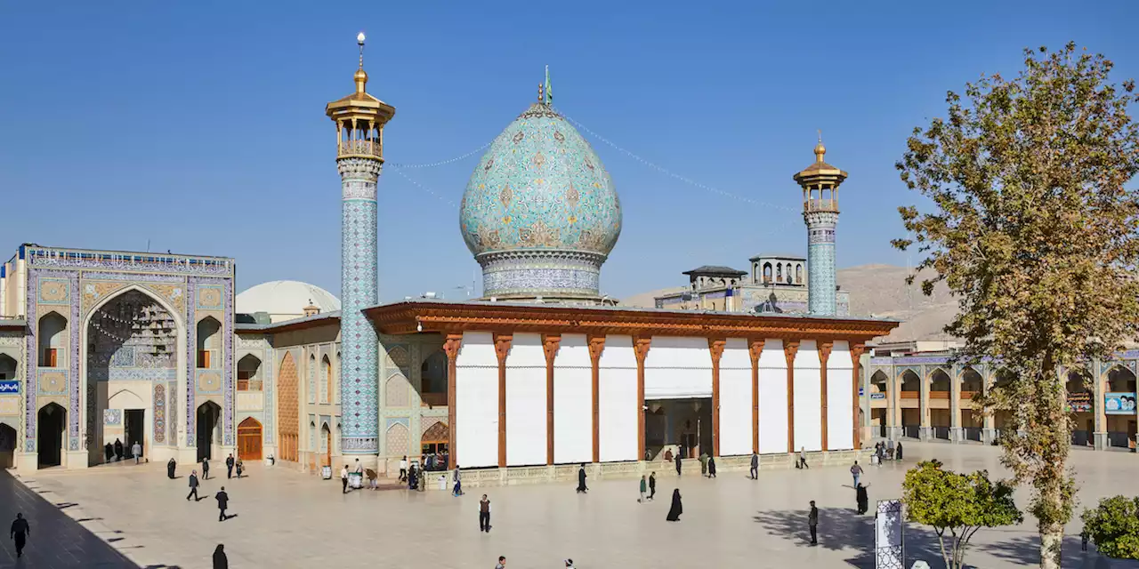 Almeno quattro persone sono state uccise da due uomini armati nel santuario di Shah Cheragh, in Iran: secondo i media statali è stato un attacco terroristico - Il Post