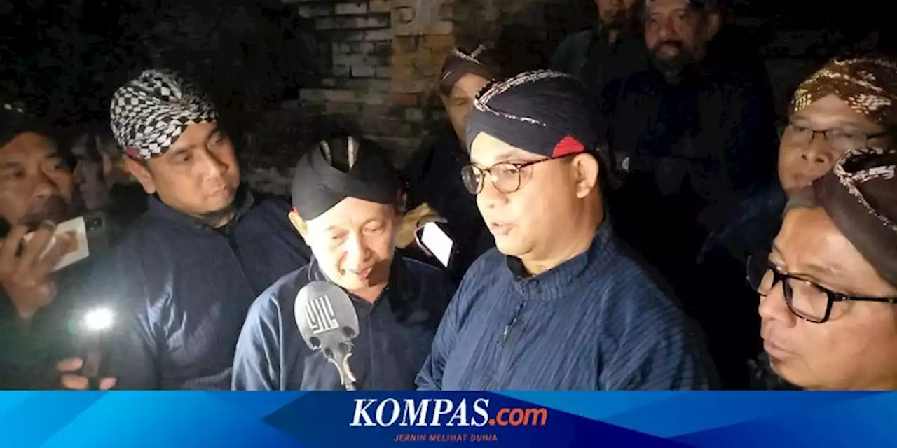 Ziarah ke Makam Agung di Kompleks Masjid Gedhe Kotagede, Anies Diberi Tombak Cakra