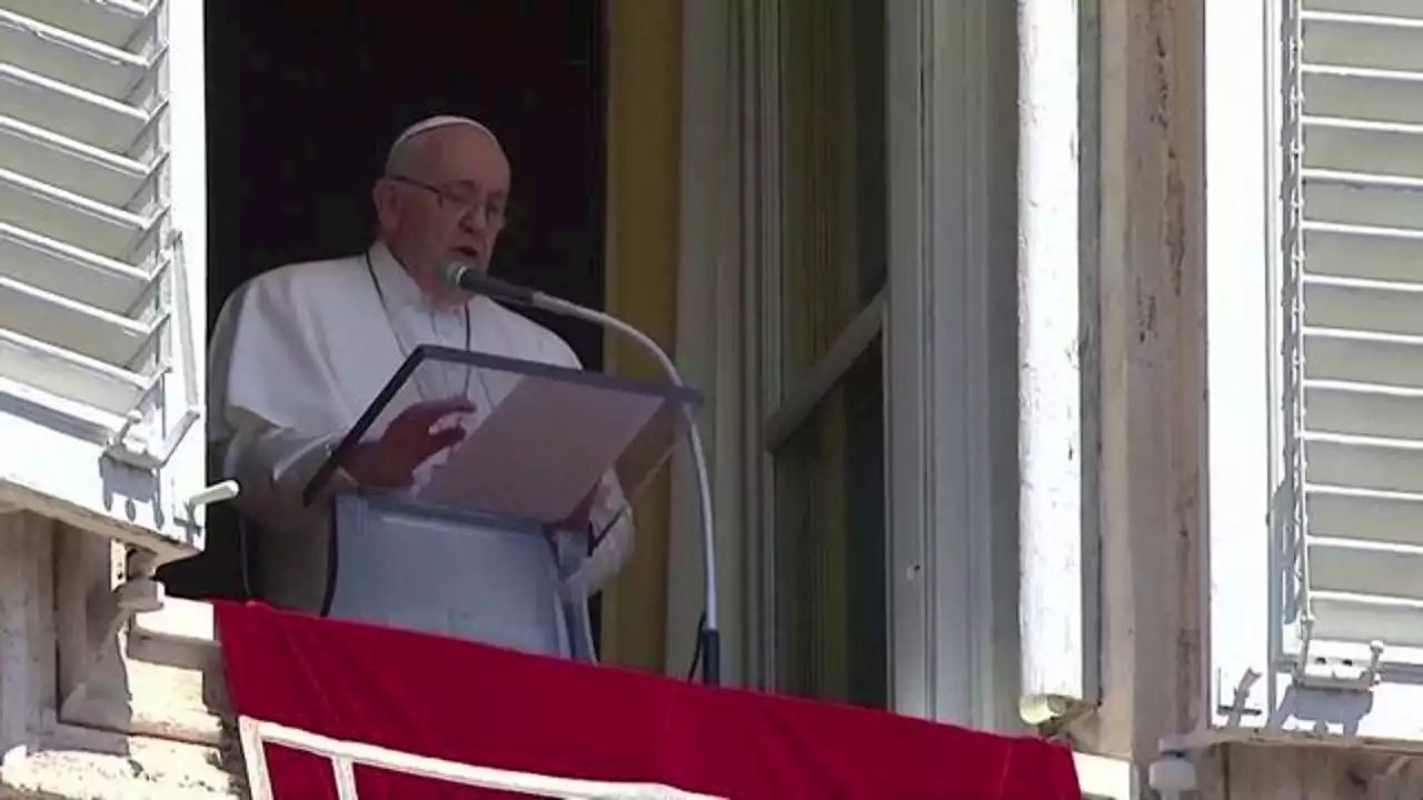 Il monito di Papa Francesco all'Angelus: 'Strage di migranti piaga aperta dell'umanità'