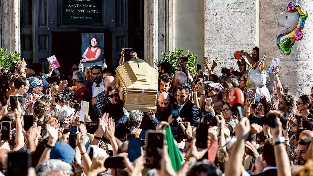 Murgia, la storia infinita: “God save the queer', i libri sollevati al cielo e Bella Ciao ai funerali della scrittrice