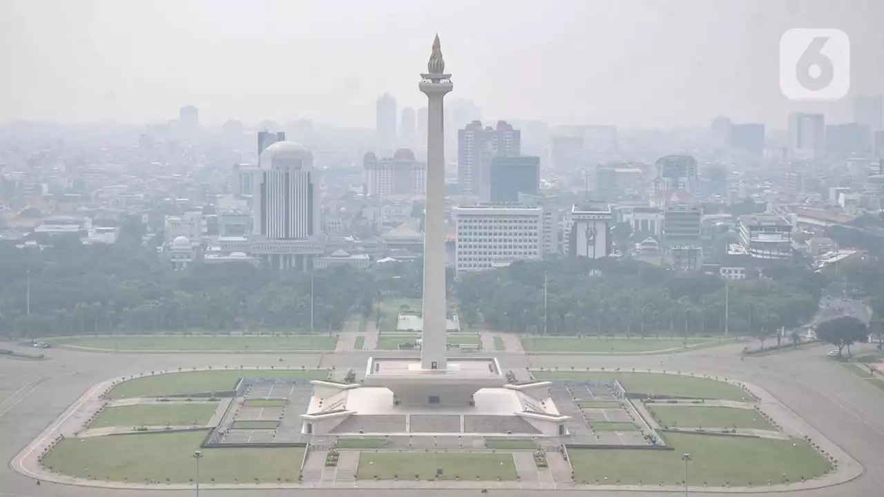 Penumpang Pesawat Bagikan Foto Kelamnya Langit Jakarta Hingga Membuat Bandara Soetta Tak Terlihat