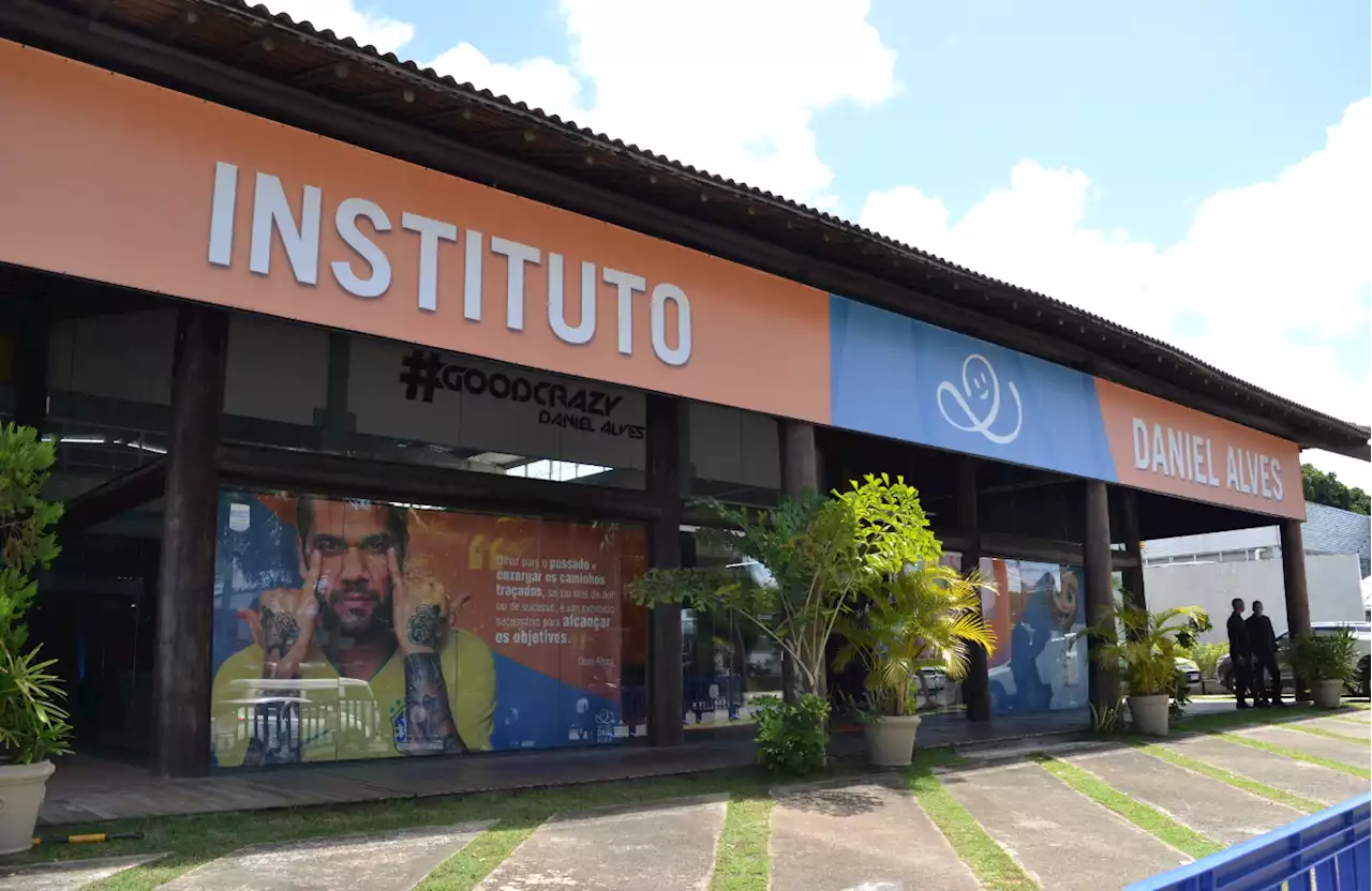 Instituto retira da fachada nome e foto de Daniel Alves