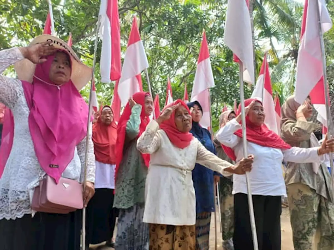 Sudah Tradisi sejak 1960, Warga Bugel Krakitan Klaten Adakan Kirab 78 Bendera