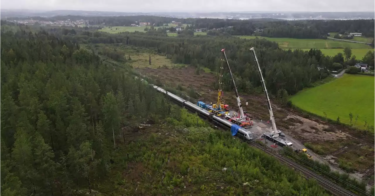 Urspårade tåget utanför Hudiksvall ska lyftas