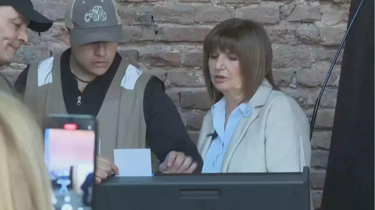 Patricia Bullrich fue a votar y la máquina de boleta electrónica dejó de funcionar: cuál fue su reacción