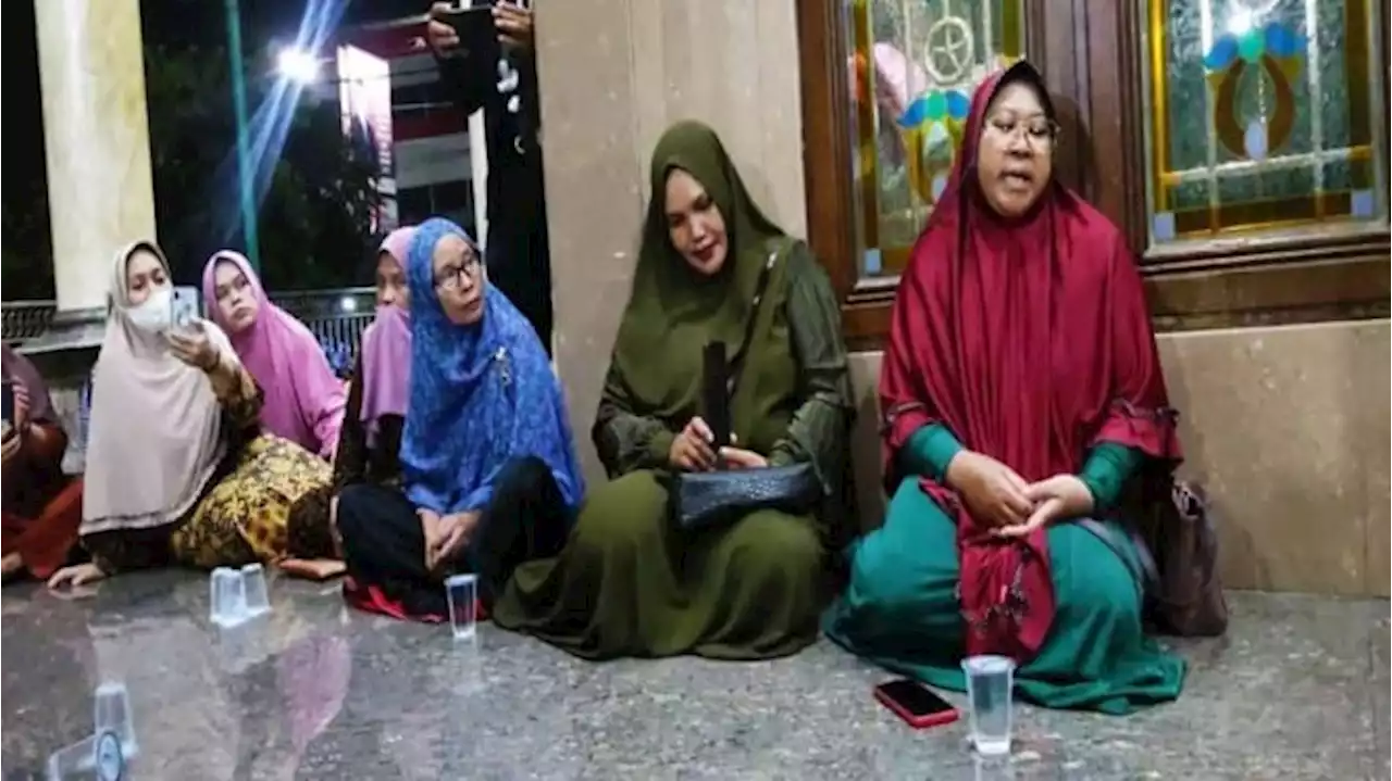 Viral! Aksi Ibu-ibu Perwiratan Grebek Lokasi Judi di Kota Binjai