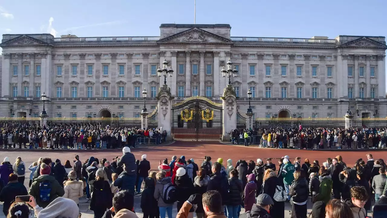 Royals: Buckingham-Palast begrüßt seine Besucher direkt mit Nackt-Statue