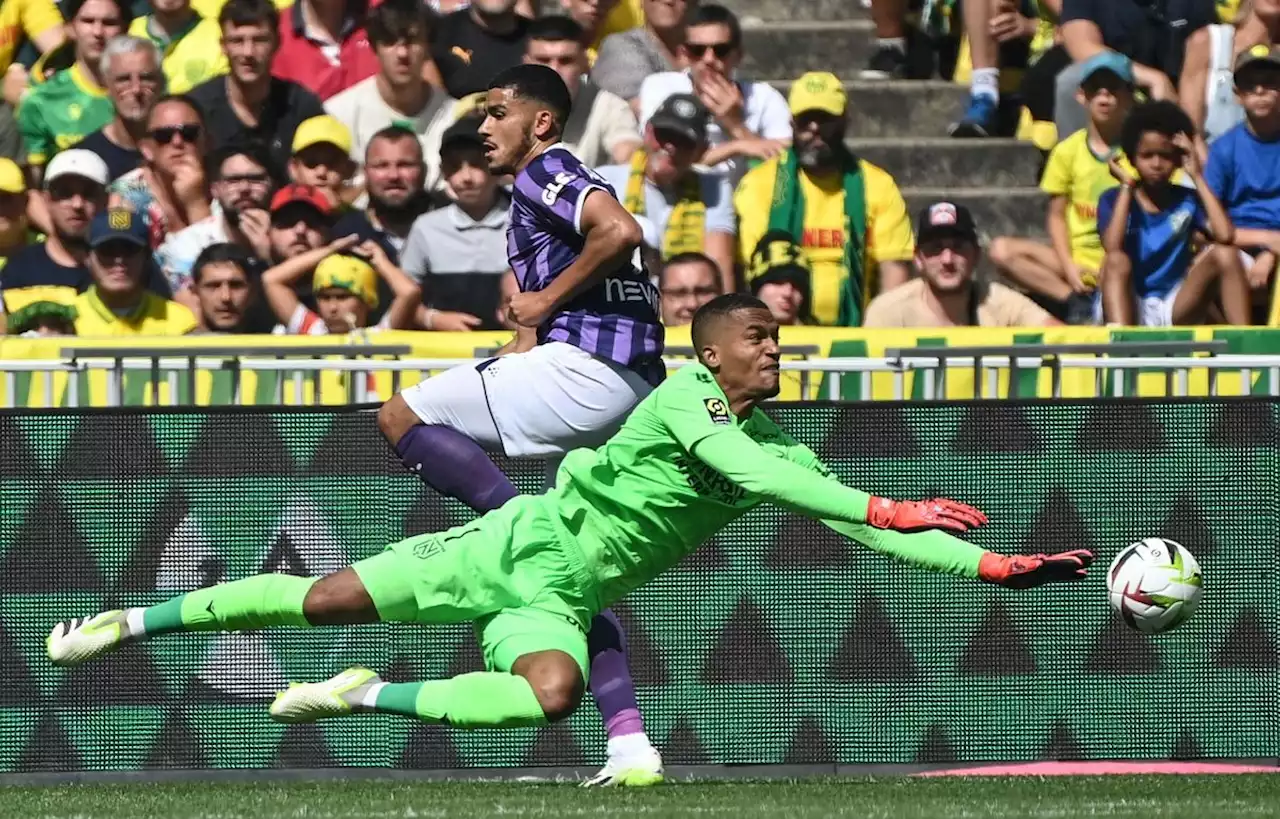 Alban Lafont absent huit semaines après une fracture à une côte