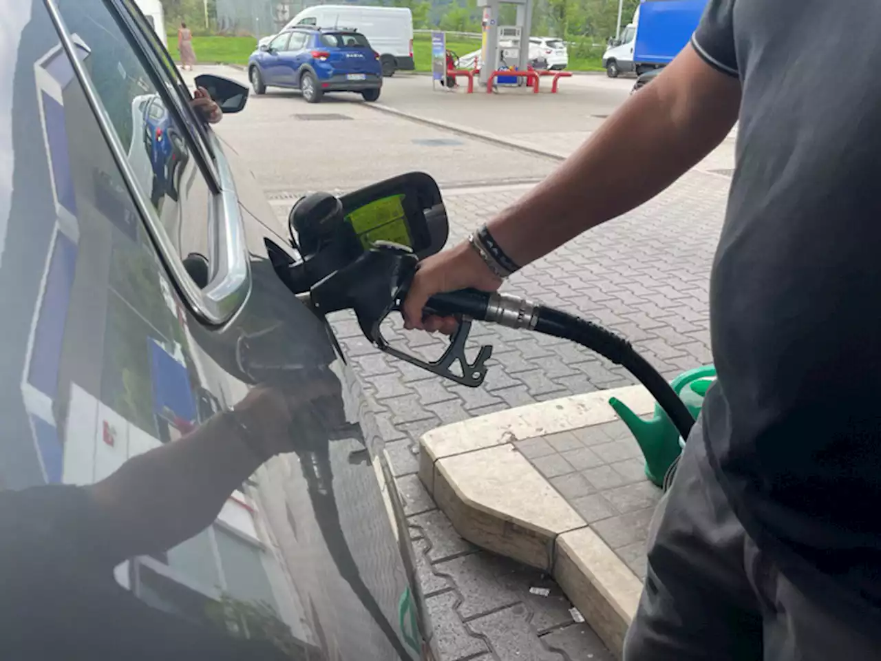 La benzina aumenta ancora, al self in autostrada è a 2,015 euro - Notizie - Ansa.it