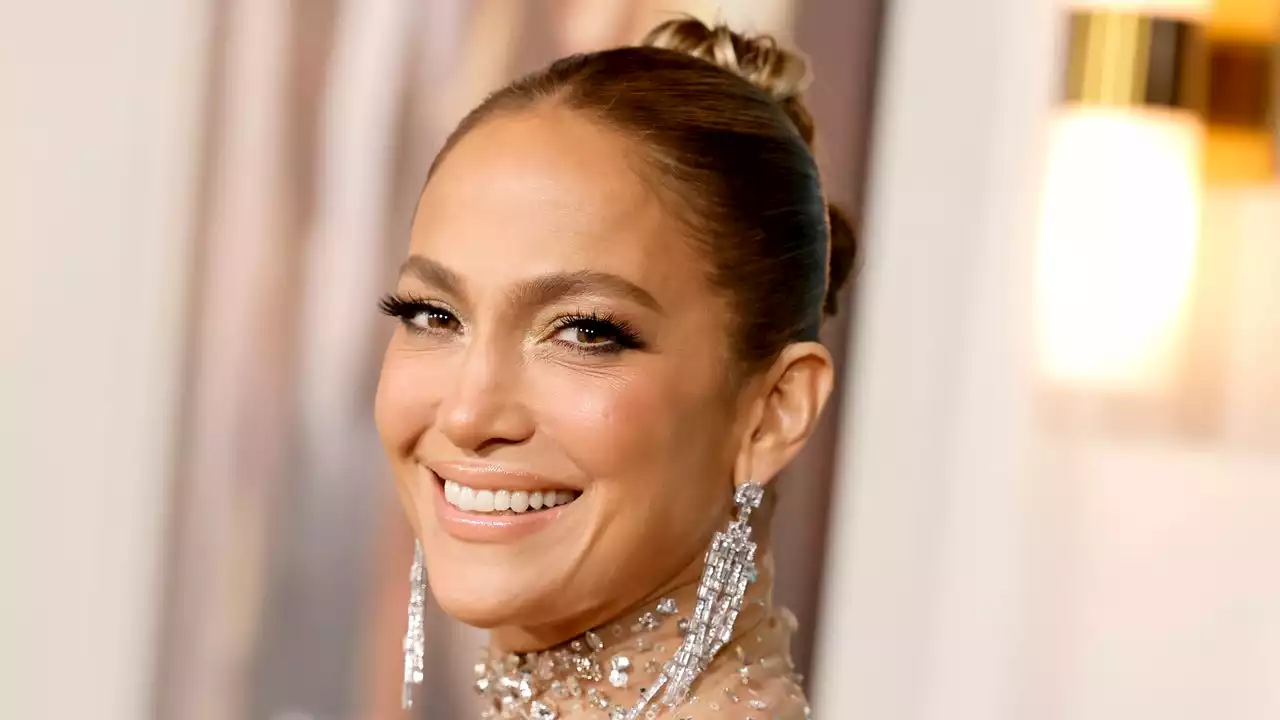 Jennifer Lopez's Subtle Smoky Eye Is Perfect for Eating Pasta on a Boat