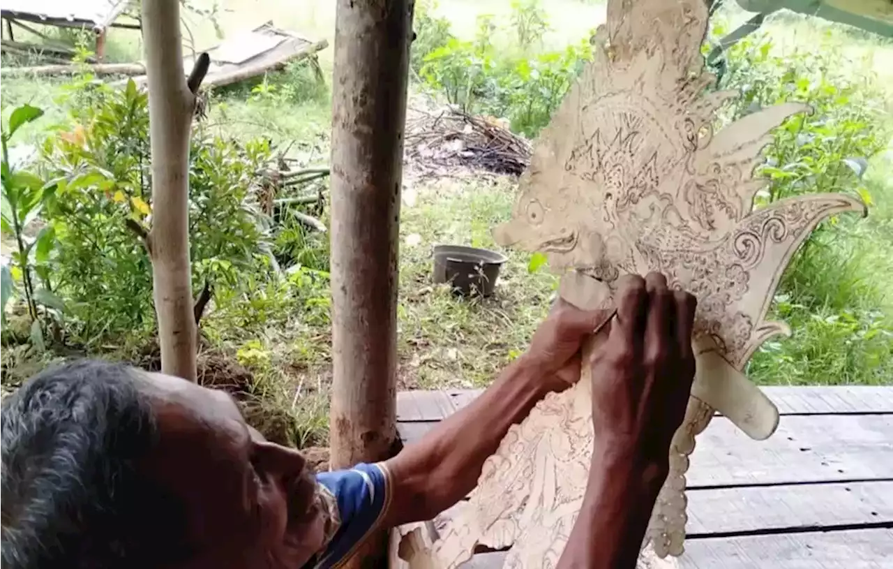 Kisah Suroto, Perajin Wayang Kulit dari Gresik