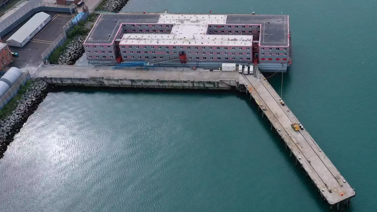 Royaume-Uni: 39 demandeurs d'asile exposés à une bactérie dangereuse sur une 'barge prison'