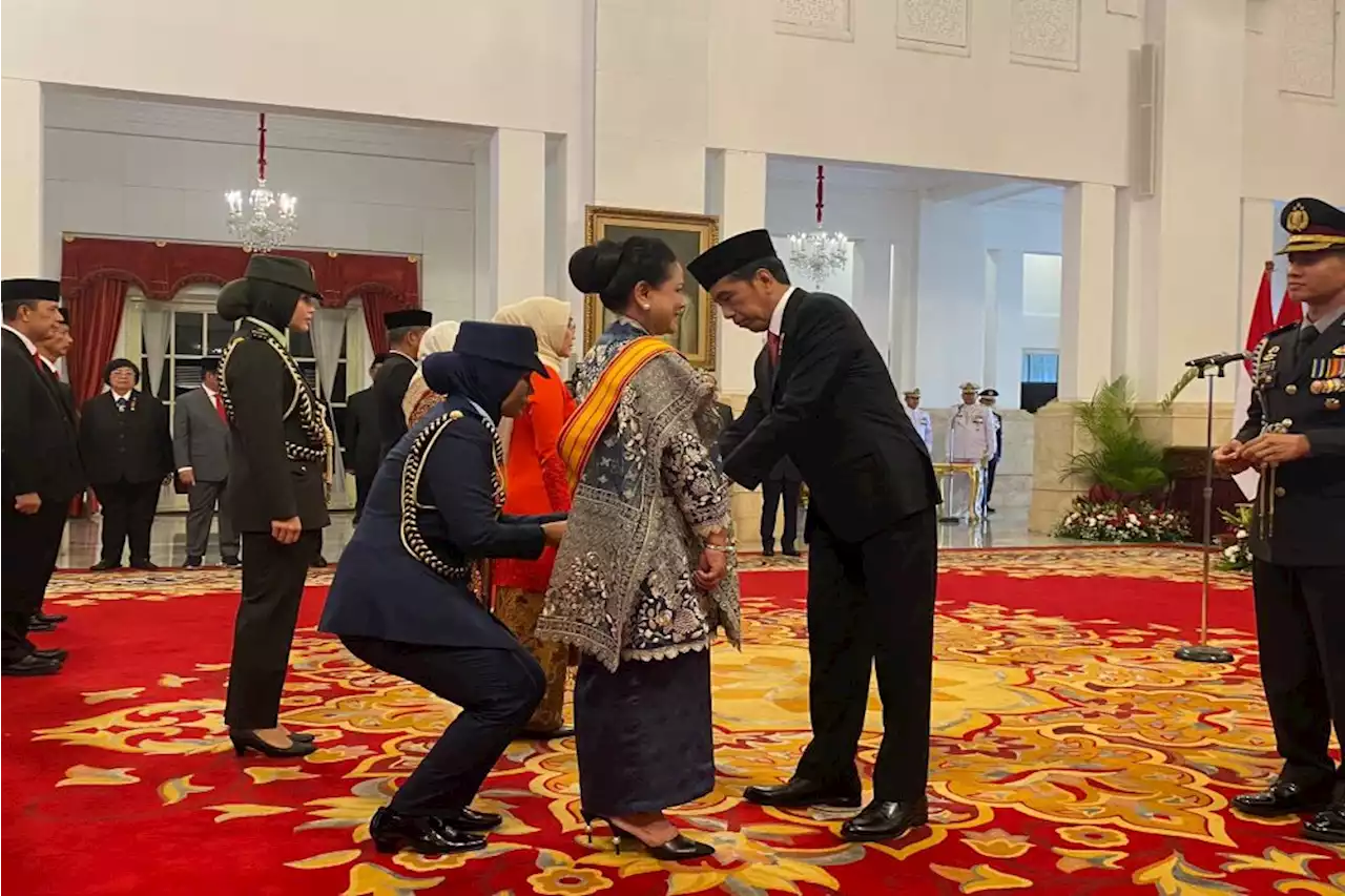 Jokowi Beri Tanda Kehormatan ke Iriana Jokowi dan 17 Tokoh