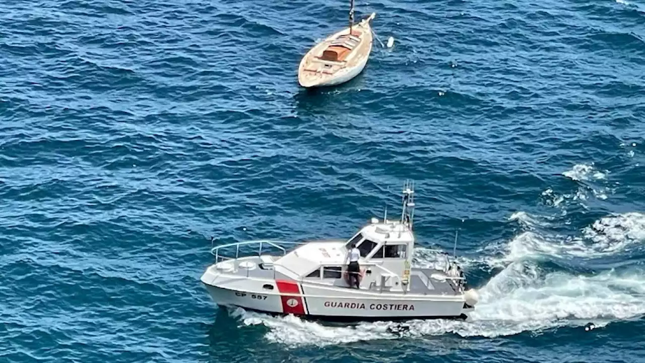 Cetara, morte in gommone: ragazzo si tuffa e viene colpito dall'elica. Si cerca il corpo anche col buio