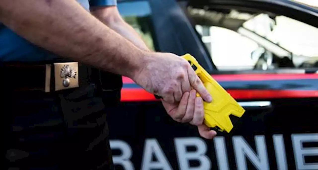 Gira nudo per strada e prende a testate le auto: fermato e colpito da taser, muore prima dell’arrivo in ospedale