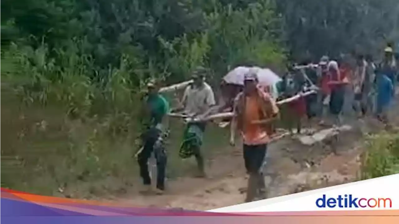 Lansia Sakit di Toraja Utara Ditandu 8 Km gegara Akses Jalan Rusak Parah