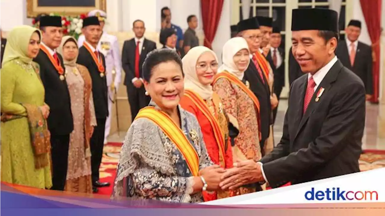 Senyum Iriana Terima Tanda Kehormatan dari Jokowi