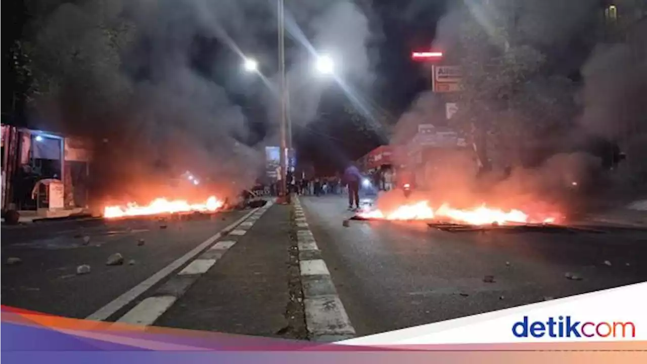 Warga Blokir Jalan Dago Bandung, Api Menyala!