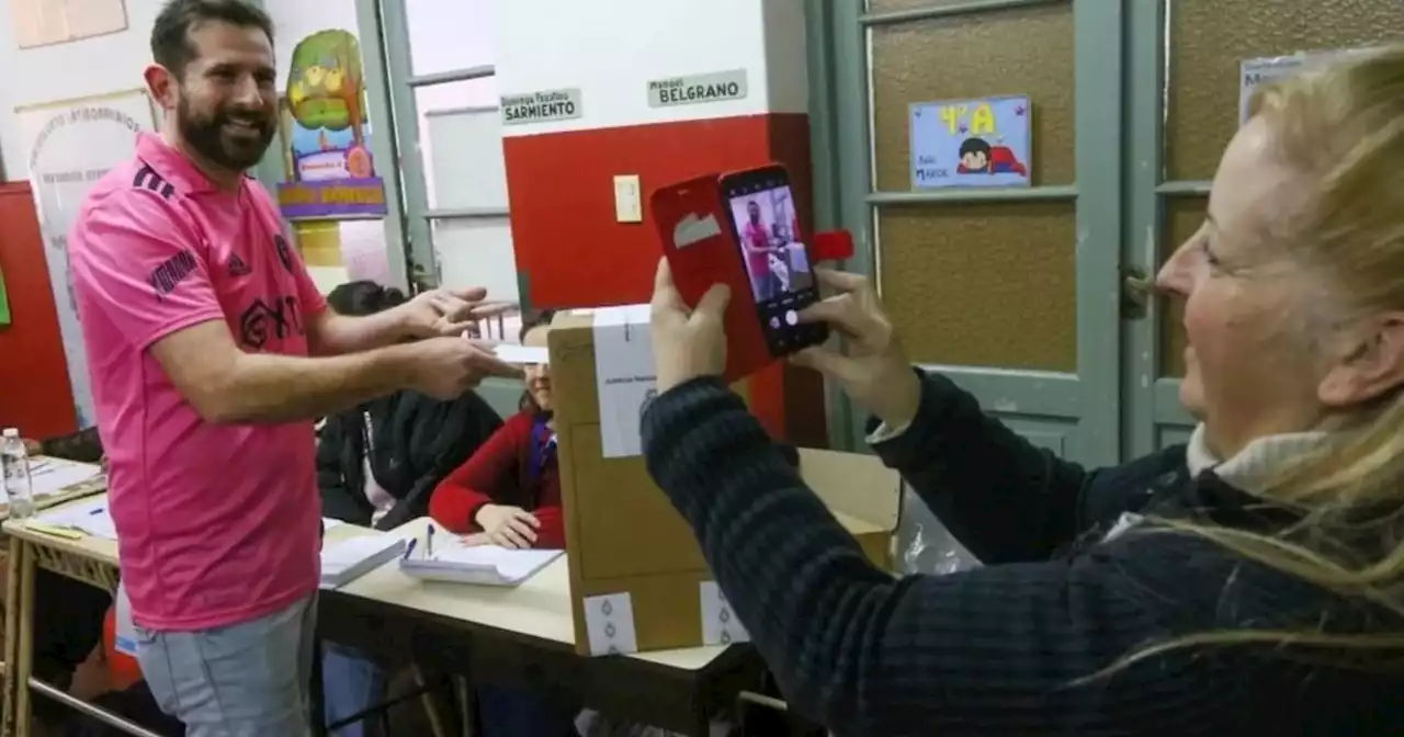 Elecciones 2023: un 'doble' de Messi revolucionó una escuela en Sierra de los Padres