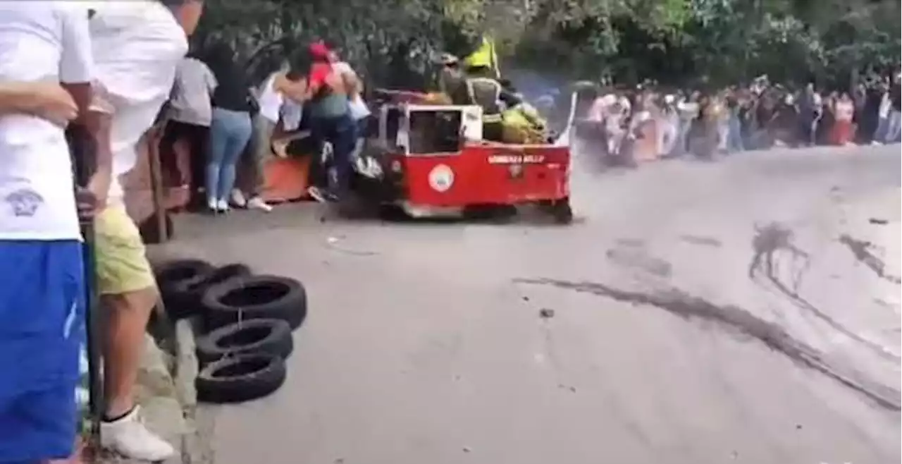 Carro de los bomberos se accidentó en una carrera de balineras en Bello, Antioquia